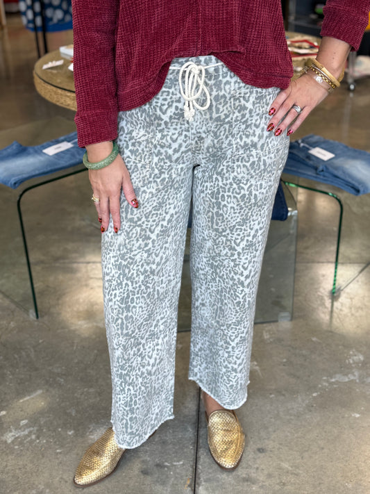 HIGH RISE LEOPARD PRINT JEANS